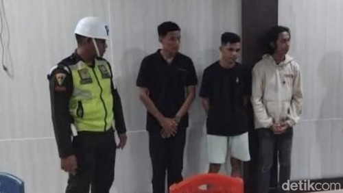 Tiga penikam anggota TNI di Kupang, NTT, saat diamankan di Mapolresta Kupang Kota.