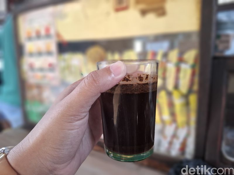 Menyeruput Kopi Tubruk Segar dari Toko Kopi yang Berusia 81 Tahun