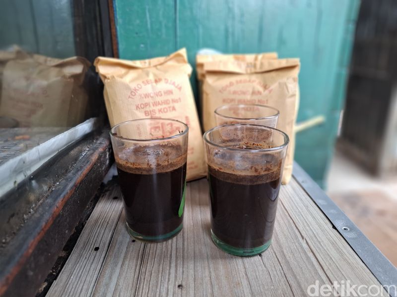Toko Kopi Bis Kota Menyeruput Kopi Tubruk Segar dari Toko Kopi yang Berusia 81 Tahun