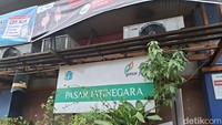 Pasar Jatinegara yang komplet ternyata memiliki toko kopi legendaris di dalamnya. Syaratnya pengunjung pasar harus rela blusukan dulu ke arah Pintu Timur. Foto: detikcom/Diah Afrilian