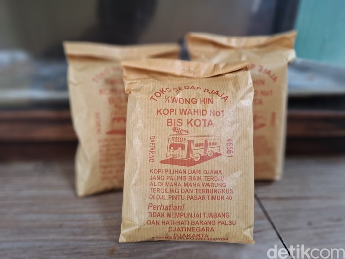 Menyeruput Kopi Tubruk Segar dari Toko Kopi yang Berusia 81 Tahun