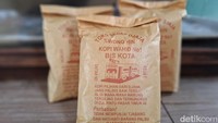 Kemasan kopi Bis Kota masih sangat sederhana. Kertas cokelat dengan cetakan merek dan hak paten berlapis plastik di dalamnya diandalkan untuk mengemas kopi dengan rapat. Foto: detikcom/Diah Afrilian