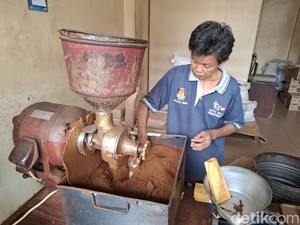 Toko Kopi Ini Jual Kopi Bubuk hingga Racikan Kopi Lokal Puluhan Tahun