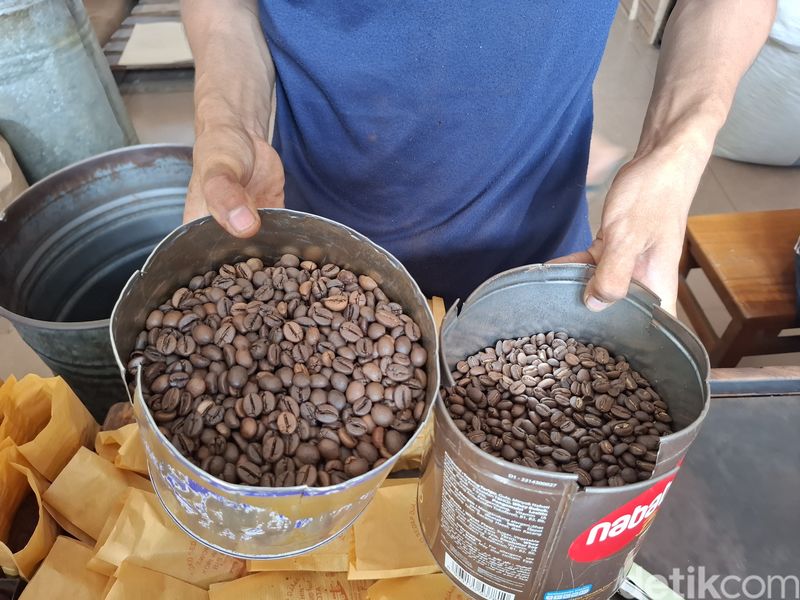 Menyeruput Kopi Tubruk Segar dari Toko Kopi yang Berusia 81 Tahun