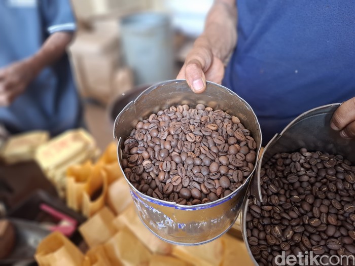 Menyeruput Kopi Tubruk Segar dari Toko Kopi yang Berusia 81 Tahun