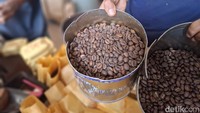Biji kopi arabika dan robusta tampak memiliki perbedaan fisik yang signifikan. Biji kopi arabika berukuran lebih besar daripada robusta. Foto: detikcom/Diah Afrilian