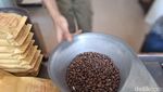Istimewa! Kopi Tubruk di Toko Kopi Legendaris Pasar Jatinegara