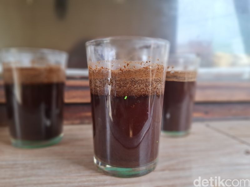 Menyeruput Kopi Tubruk Segar dari Toko Kopi yang Berusia 81 Tahun