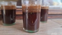 Krema yang tebal langsung terlihat tepat setelah kopi diseduh dengan air panas. Hal ini berarti juga bahwa kopi memiliki kesegaran yang maksimal. Foto: detikcom/Diah Afrilian