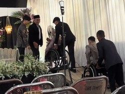 Viral Pasangan Pengantin di Kudus Pakai Kursi Roda ke Pelaminan, Ini Sebabnya