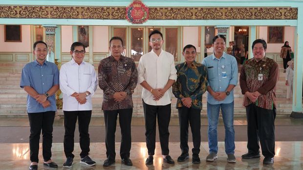 Wakil Menteri Koperasi Ferry Juliantono di Solo