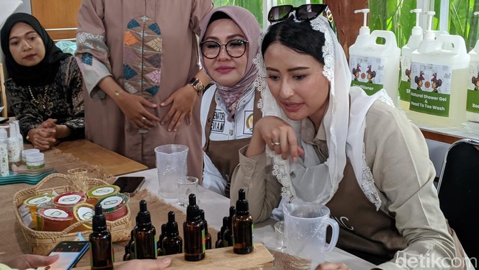 Wakil Menteri Perdagangan (Wamendag) Dyah Roro Esti Widya Putri saat mengunjungi salah satu produsen sabun organik di Kota Mataram, NTB, Jumat (13/12/2024). (Foto: Ahmad Viqi/detikBali)