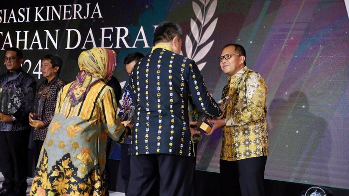 Wali Kota Makassar meraih penghargaan dari Kemendagri.