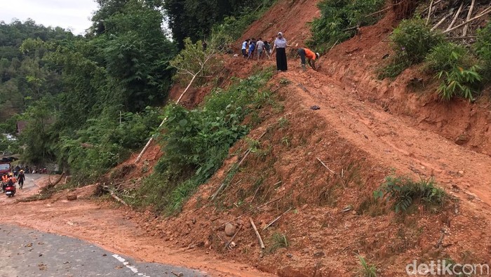 Warga di Palopo membuat jalur alternatif imbas Jalr Penghubung Bastem Luwu tertimbun longsor.