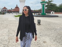 Wulan Guritno Foto di Masjid Agung Banten, Banjir Pujian Netizen