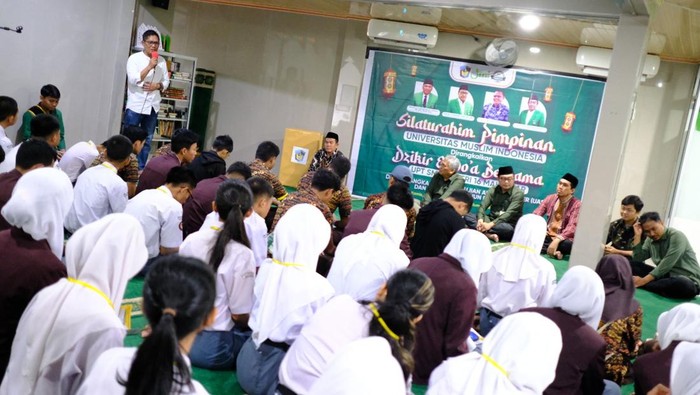 Zikir dan doa bersama UMI Makassar bareng siswa SMAN 16 Makassar.