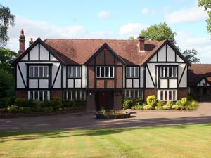 Mengenal Arsitektur Tudor: Pengertian, Sejarah, Karakteristik, dan Jenisnya