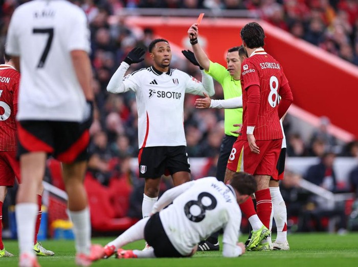 LIVERPOOL, ENGLAND - DECEMBER 14: Andrew Robertson of Liverpool is sent off during the Premier League match between Liverpool FC and Fulham FC at Anfield on December 14, 2024 in Liverpool, England. (Photo by Robbie Jay Barratt - AMA/Getty Images)