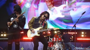 J-Rock membuka penampilannya dengan lagu Meraih Mimpi dn Selamat Tinggal Kekasihku. Salah satu personelnya, Iman, kemudian menyapa penonton yang datang.