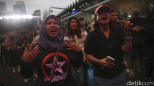J-Rocks juga menyanyikan lagu andalannya, Fallin In Love, dan Ceria, Lepaskan Diriku. Penonton pun sangat terhibur dengan aksi panggung J-Rocks.