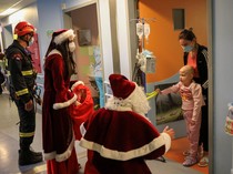 Aksi Sinterklas Kunjungi Anak-anak di Rumah Sakit Yunani