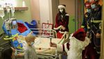 Aksi Sinterklas Kunjungi Anak-anak di Rumah Sakit Yunani