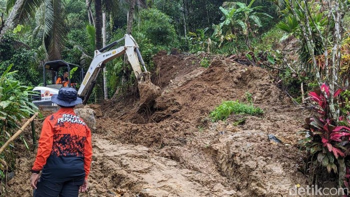 Alat berat dikerahkan untuk buka akses rumah warga Trenggalek yang kena longsor