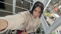 Restoran enak di dalam negeri pun tak luput dari kunjungannya. Makan bersama adik adalah jadwal rutin yang dilakukan saat pulang ke Indonesia. Foto: Instagram/alifiyaarkana