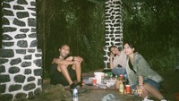 Kesenangan Lifi bertualang sering dilakukan bersama teman-teman. Setelah lelah jalan-jalan, mereka menikmati bekal yang dibawa seolah berpiknik di tengah hutan. Foto: Instagram/alifiyaarkana