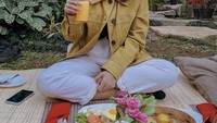 Menikmati keindahan alam Indonesia masih menjadi prioritas Lifi. Sarapan dengan pemandangan Bromo jadi pembuka hari saat ia berkunjung ke Jawa Timur. Foto: Instagram/alifiyaarkana