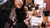 Layaknya wisatawan Jepang, Lifi tak menyia-nyiakan makan ramen di negara aslinya. Salah satu restoran ramen populer, Tendo Tenya, menjadi destinasinya. Foto: Instagram/alifiyaarkana