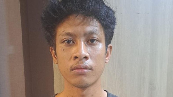 Arjuhan Rosetiyoni, tersangka penyiraman air keras kepada wanita di Bekasi ditangkap polisi.