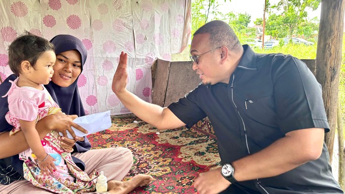 Bantu Penjaga Kolam Ikan, Andre Rosiade Tekankan Pentingnya Sekolah Anak