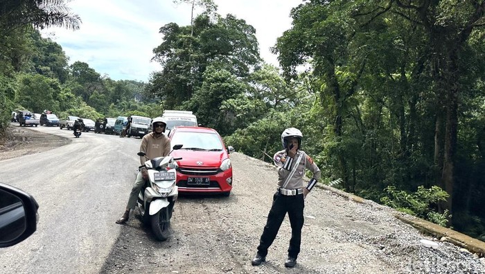 Buka tutup Jalan Poros Maros-Bone di Kappang, Maros.