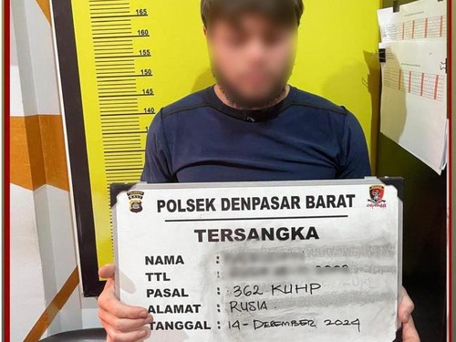 Bule Rusia berinsial B ditahan polisi seusai tepergok mencuri ponsel di toko di Jalan Teuku Umar, Denpasar, Bali. (Foto: Dok. Polresta Denpasar)