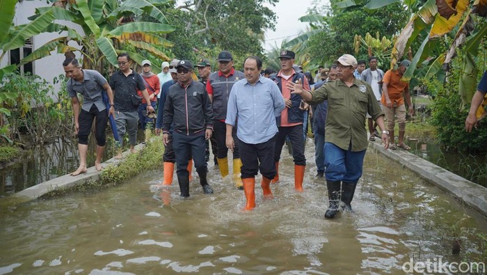 Bupati Pangandaran saat meninjau banjir