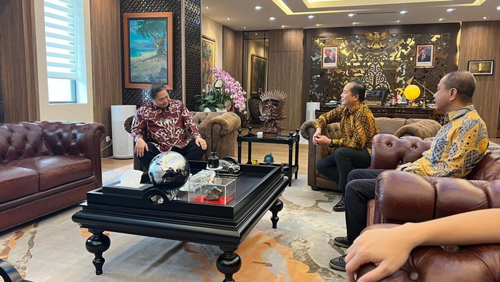Calon cagub NTB terpilih Lalu Muhamad Iqbal temui Menteri Koordinator (Menko) Bidang Perekonomian Airlangga Hartarto, Jumat (13/12/2024). (Tim Iqbal-Dinda)
