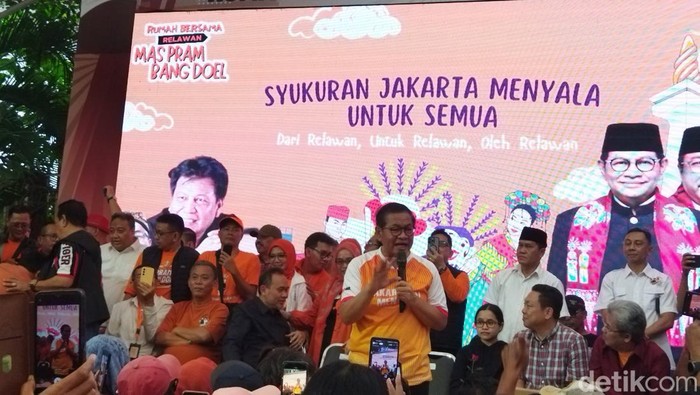 Calon gubernur-calon wakil gubernur (cagub-cawagub) Jakarta nomor urut 3, Pramono Anung-Rano Karno menghadiri syukuran yang digelar relawan pemenangnya. (Kurniawan F/detikcom)