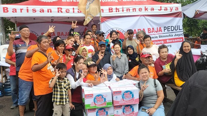 Ketua DPP PDIP, Djarot Saiful Hidayat, mendampingi istrinya Anggota DPD, Happy Djarot, menyambangi korban kebakaran Kemayoran, Jakarta Pusat, Sabtu (13/12/2024).