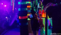 Warna-warni yang terpancar di bangunan dan spot ikonik Farmhouse Susu Lembang, berasal dari UV light installation.