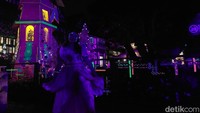 Namanya Farmhouse Menyala, wahana baru di Farmhouse Susu Lembang yang menyuguhkan nuansa magis berupa warna-warni lampu pada bangunan dan sudut-sudut ikonik objek wisata tersebut.