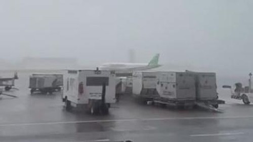 Hujan deras di Bandara I Gusti Ngurah Rai, Bali, Sabtu (14/12/2024). (Tangkap layar)