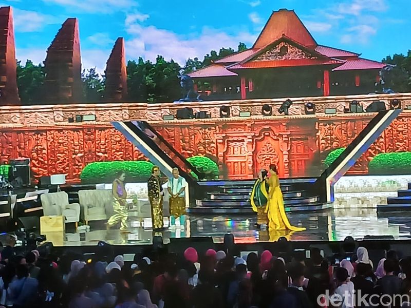 Show Imah dan OVJ jadi segmen spesial di acara puncak perayaan HUT ke-23 Transmedia Sabtu (14/12/2024) di Istora Senayan, Jakarta Pusat.