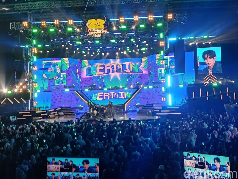 Key SHINee tampil di acara puncak perayaan HUT ke-23 Transmedia di Istora Senayan, Jakarta Pusat, pada Sabtu (14/12/2024).