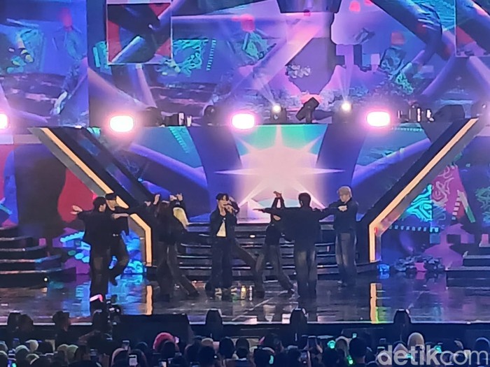 Key SHINee tampil di acara puncak perayaan HUT ke-23 Transmedia di Istora Senayan, Jakarta Pusat, pada Sabtu (14/12/2024).