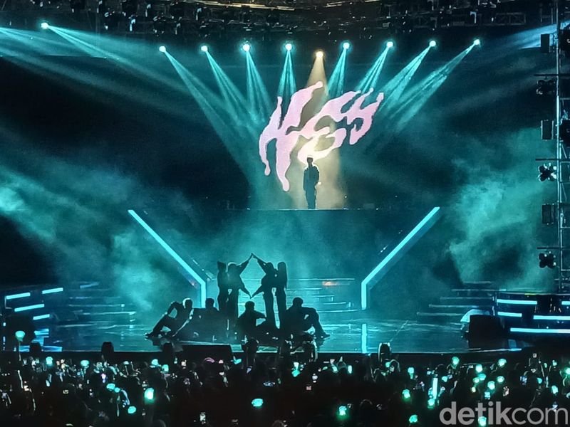 Key SHINee tampil di acara puncak perayaan HUT ke-23 Transmedia di Istora Senayan, Jakarta Pusat, pada Sabtu (14/12/2024).