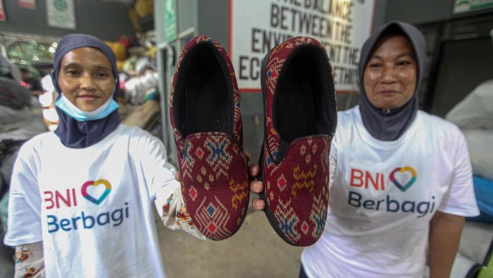 Inisiatif Pengolahan Sampah Tekstil Jadi Produk Bernilai Ekonomi Pekerja saat mengolah pakaian bekas di Workshop Jagatera, Depok, Jawa Barat, Jumat (13/12/2024). BNI menggandeng UMKM pengolahan sampah Jagatera dalam gerakan Wondr Tex yang bertemakan A Wondrous Mission for a Brighter Nation, berhasil mengolah 21,67 ton limbah tekstil menjadi produk bernilai tambah yang lebih ramah lingkungan untuk membantu mengurangi limbah serta mendorong ekonomi sirkular yang berkelanjutan. ANTARA FOTO/Yulius Satria Wijaya/foc.