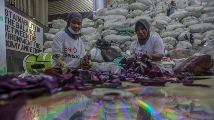 Pekerja saat mengolah pakaian bekas di Workshop Jagatera, Depok, Jawa Barat, Jumat (13/12/2024). BNI menggandeng UMKM pengolahan sampah Jagatera dalam gerakan Wondr Tex yang bertemakan A Wondrous Mission for a Brighter Nation, berhasil mengolah 21,67 ton limbah tekstil menjadi produk bernilai tambah yang lebih ramah lingkungan untuk membantu mengurangi limbah serta mendorong ekonomi sirkular yang berkelanjutan. ANTARA FOTO/Yulius Satria Wijaya/foc.
