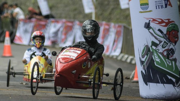 Intip Keseruan Balap Kereta Peti Sabun di Bandung