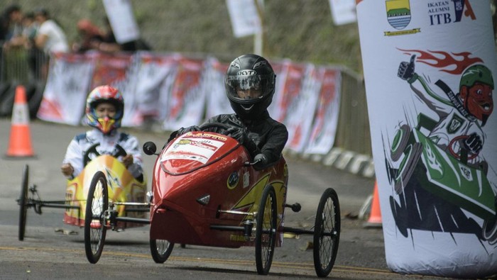 Dua peserta mengikuti Lomba Kereta Peti Sabun di ruas jalan Sabuga ITB, Bandung, Jawa Barat, Sabtu (14/12/2024). Lomba Kereta Peti Sabun tersebut diikuti 120 peserta dari warga dan mahasiswa sebagai bentuk ajang pengembangan kreativitas dan inovasi dalam menguji kecepatan sekaligus mengenalkan kembali kegiatan yang sudah populer sejak tahun 1950-an lalu. ANTARA FOTO/Novrian Arbi/YU